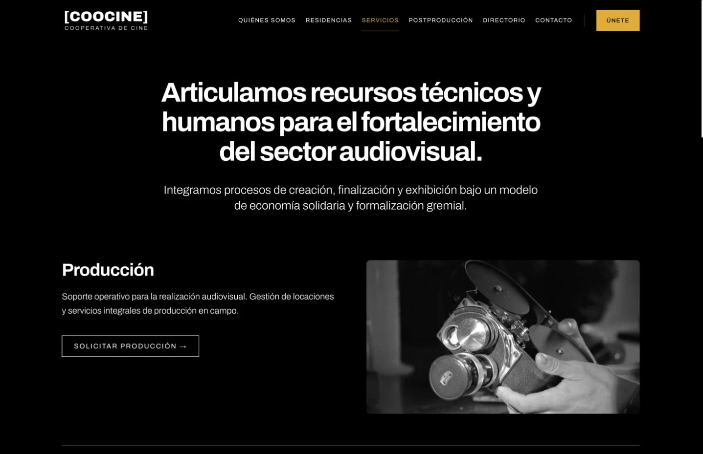 Página de servicios de Coocine, con una consulta de producción y una fotografía de una cámara de cine
